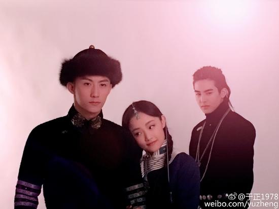 黄景瑜（左一）