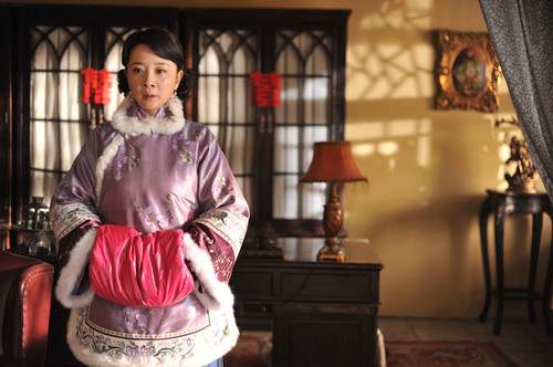 《天伦》首播 陈小艺毛领紫绸旗袍出场