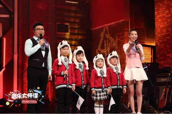 从左至右，王奕程、宋佳霖、李姝娴、王浩丞表演《同一首歌》