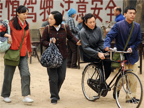 《天伦》饰演五十年代高中生新浪娱乐讯 近日,年代亲情大戏《天伦》在