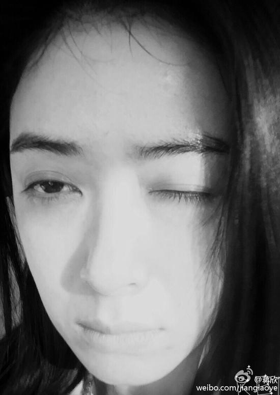 蒋欣晒美艳朦胧自拍 嘟嘴卖萌闭眼秀睫毛