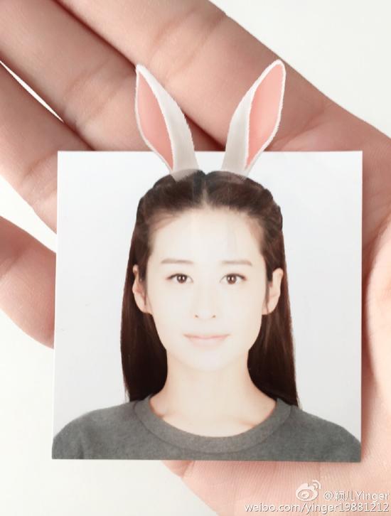 颖儿晒证件照皮肤白皙p兔耳朵俏皮可爱