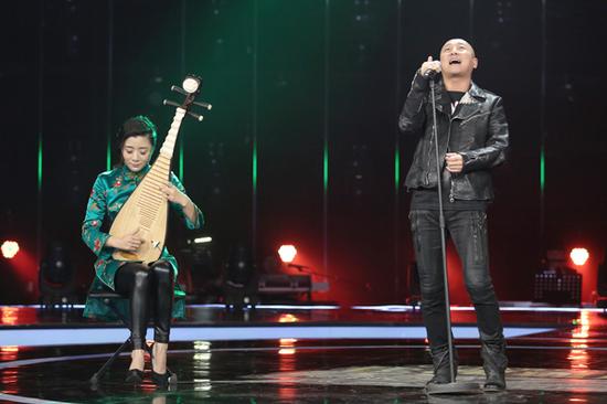 图：歌手周晓鸥与琵琶演奏家刘峰激情演绎《漫漫江湖游》。