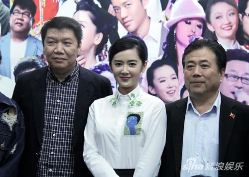 石安妮助阵节目 甜美外形尽显少女气质