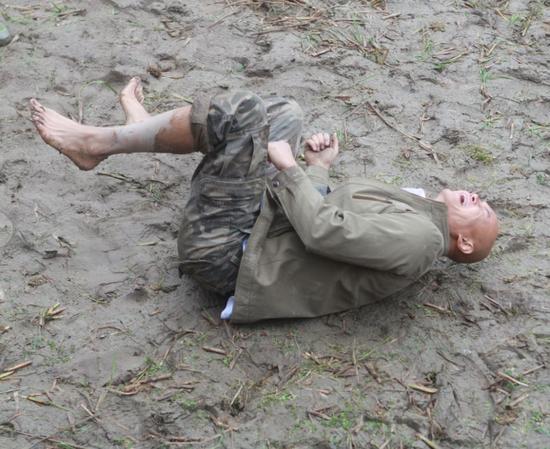 了不起乐嘉脱衣秀肌肉频摔跤站立难