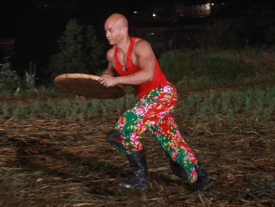 了不起乐嘉脱衣秀肌肉频摔跤站立难