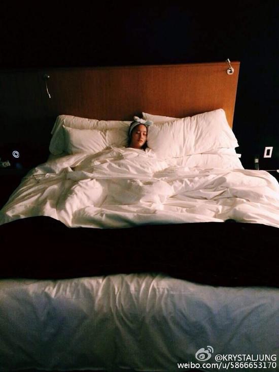 韩星krystal躺床睡觉晒照 网友:谁拍的?