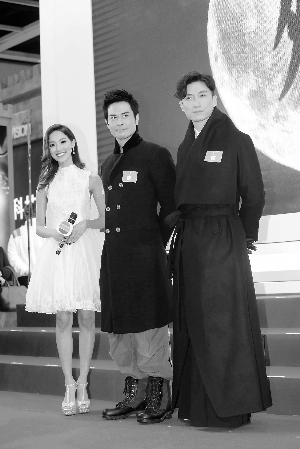 郑嘉颖和女友陈凯琳合体宣传定情之作《僵》