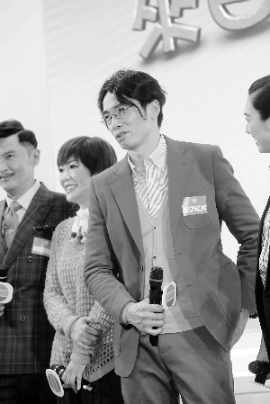 陈豪换搞怪发型