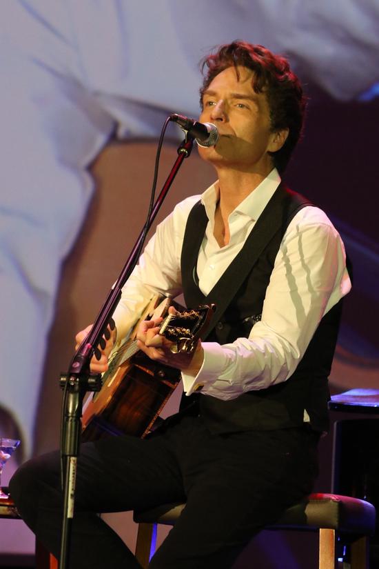 理查马尔克斯自弹自唱