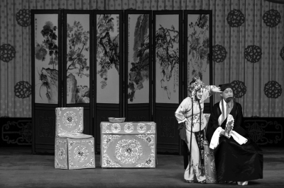 王倩倩（左）在剧中扮演泼辣的阎惜娇。剧院供图