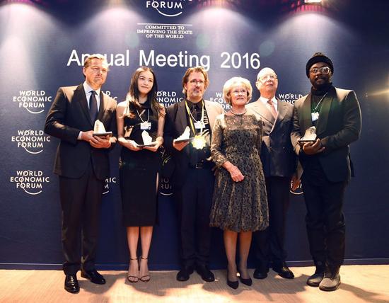 成为首位获世界经济论坛水晶奖的华人女性