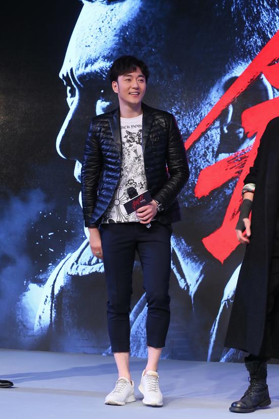 钢刀曝人物版海报李东学浴血拼搏