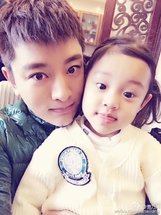 贾乃亮夸女儿体贴 甜馨俏皮吐舌头扮可爱