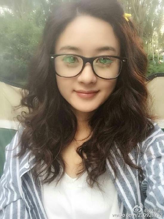 赵丽颖新造型：大波浪卷+黑框眼镜