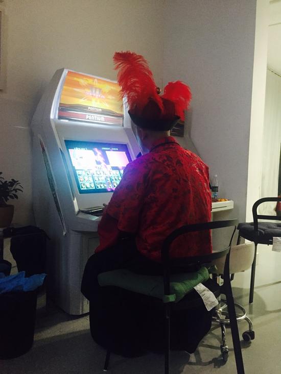 包贝尔穿中式礼服露背影打游戏