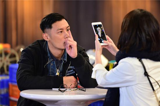 余文乐周冬雨默片配音宇宙cp篮球对决新浪娱乐讯 3月20日 ,《我们相爱