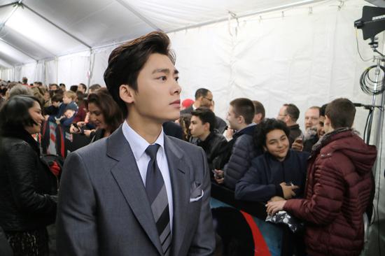 20日下午5点(美国时间),李易峰现身纽约,亮相《蝙蝠侠大战超人》首映