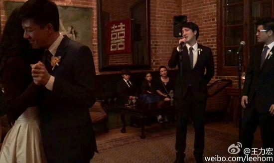 王力宏在弟弟的婚礼上献唱