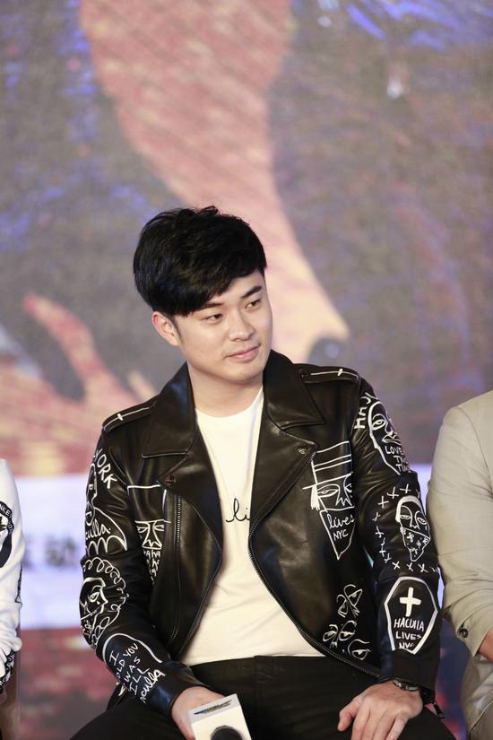 陈赫身穿皮衣潮范儿十足