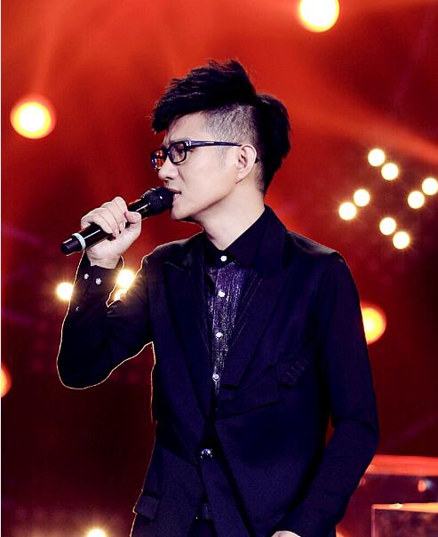 歌手石头现身四川献唱群星演唱会