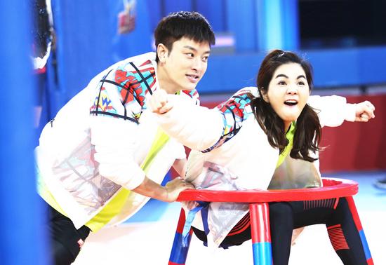 贾乃亮ella表情搞怪