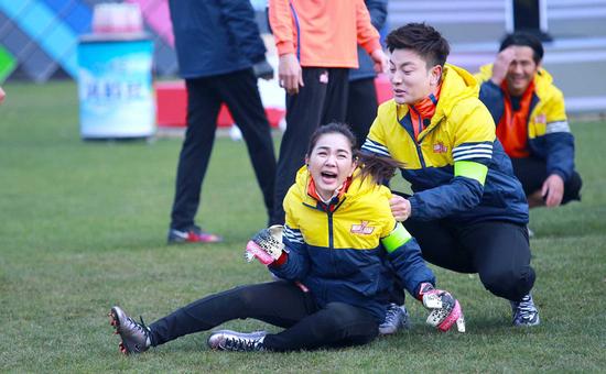 贾乃亮ella赛场上很拼