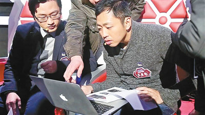 王昱珩仔细辨别监控画面