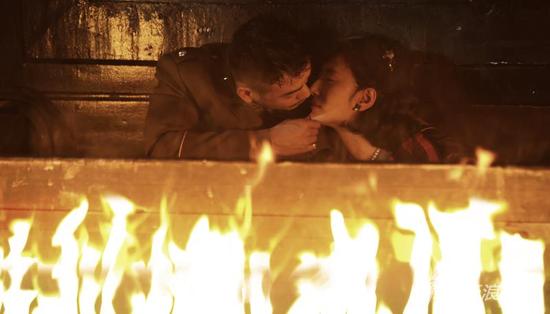 杨烁郭珍霓火中生情