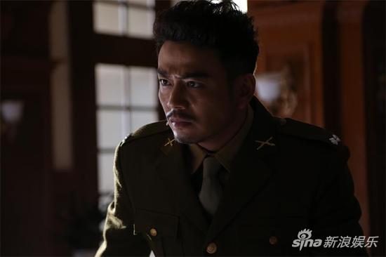 杨烁上演制服诱惑