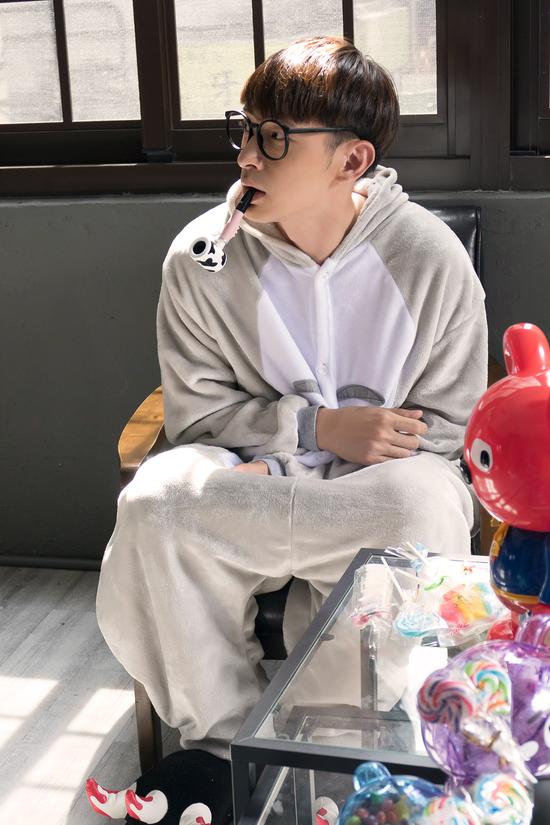 吴弘穿龙猫版睡衣