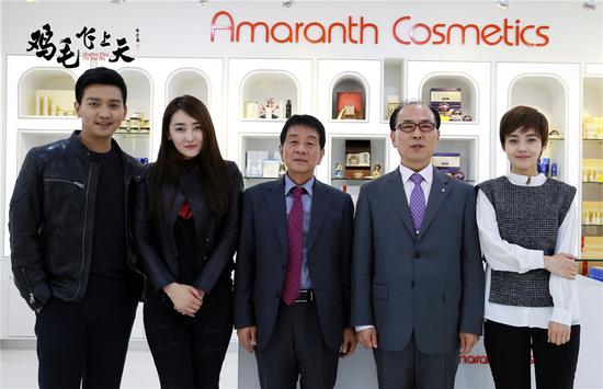 《鸡毛飞上天》剧组参观韩国阿玛苒姿化妆品专柜