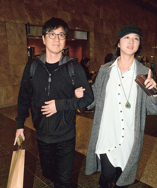 汤唯挺大肚挽老公看展表示未备婴儿用品