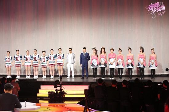 两位教头和14位少女齐聚舞台亮相