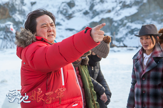 张多福与演员说戏