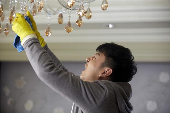 男保姆付出有回报雷佳音上演逆袭记