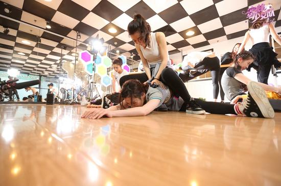 少女蜂巢努力训练  养成