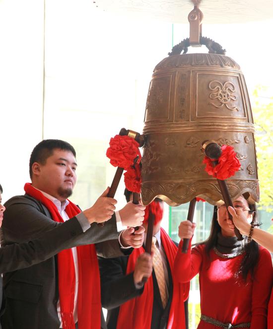 金色传媒总裁 王裕仁敲钟