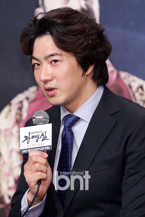 宋一国赞万岁有演员天赋内心情感丰富