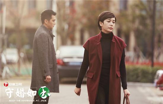 《守婚如玉》中蒋雯丽许亚军饰演一对遇到婚姻危机的夫妻