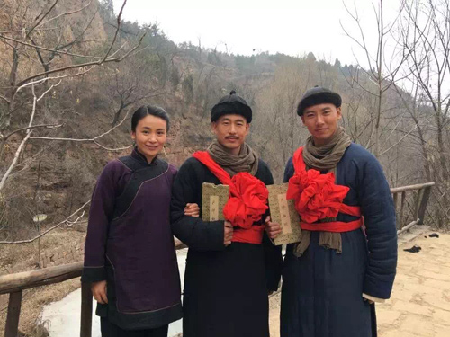 于成龙与好友章吉仁一同赴外