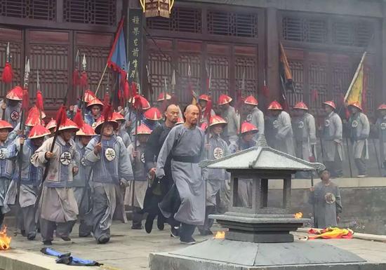 于成龙带领乡亲们抵抗圈地