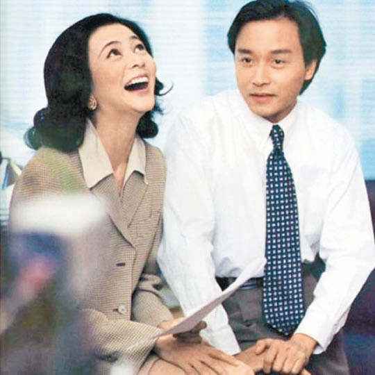 关之琳昨天(4月1日)上载两张旧照片悼念张国荣.