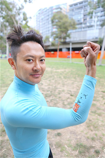 印小天展运动天赋 客串健身教练机智逗比