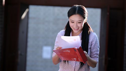 姚芊羽饰演的李牛妞为了家庭放弃学业