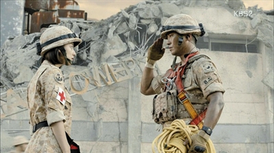 剧中随队军医是女生，这种情况在现实兵营中很难见到