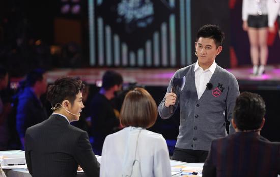 吴奇隆节目现场“举斧”