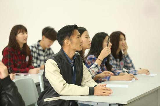 谢霆锋与“冲锋少女”认真听李艾讲考核规则