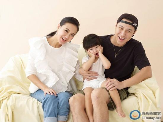 何妤玟一家三口