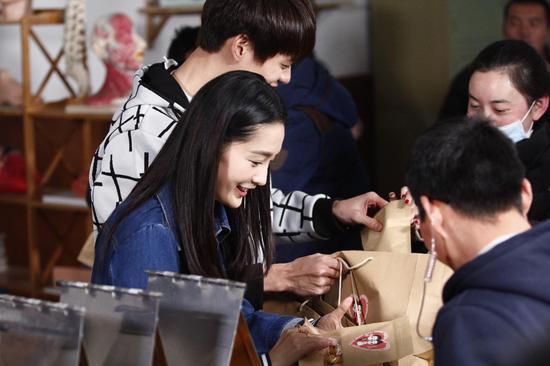 李沁探班魏大勋送喜饼被李泉催婚